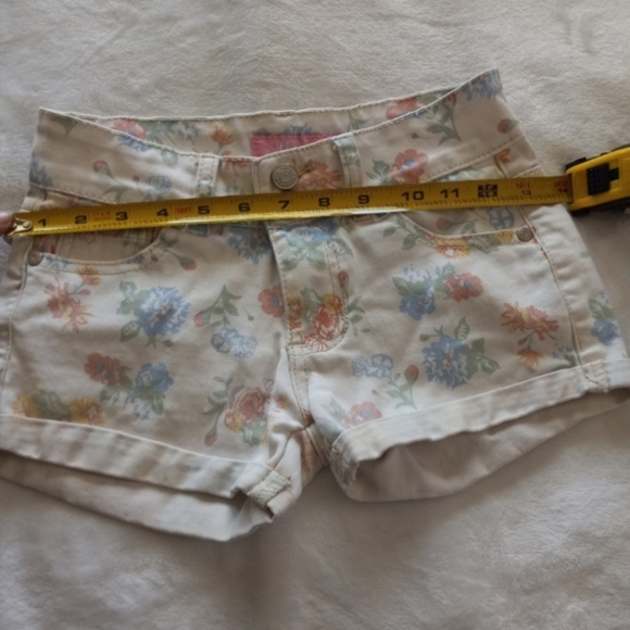 MISS JEANS WHITE FLORAL SHORTS. GIRLS SIZE 8. - Picture 3 of 8